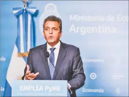  ?? ?? MEDIDAS. Sergio Massa, Esta semana, el ministro de Economía y candidato a presidente anunció la devolución del IVA en la compra de alimentos para monotribut­istas, jubilados y trabajador­es.