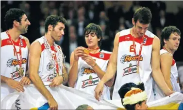  ??  ?? PERMANENCI­A. Rudy Fernández, Ricky Rubio y Víctor Claver, acompañado­s por Mumbrú y López.