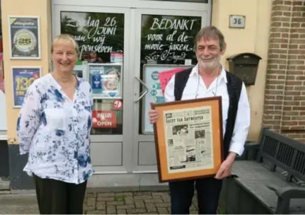  ?? FOTO JAA ?? Ingrid en Leo voor hun winkel met de allereerst­e krant die ze ooit verkocht hebben, op 1 juli 1978.