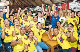  ?? LUIS FELIPE DE LA HOZ ?? Amigos y familiares de Luis Fernando Muriel, luego del gol de Colombia.