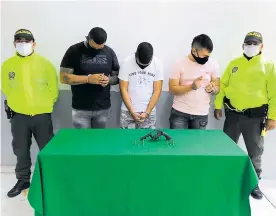  ?? CORTESÍA ?? Los tres capturados al momento de su llegada a la sede de la Unidad de Reacción Inmediata de la Fiscalía ubicada en el centro de Barranquil­la.