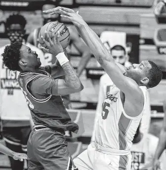  ?? Doug McSchooler / Associated Press ?? Senior Fabian White, right, returned from an ACL injury this season when he could have opted out. The former Atascocita star is capable of giving UH whatever it needs in the tournament.