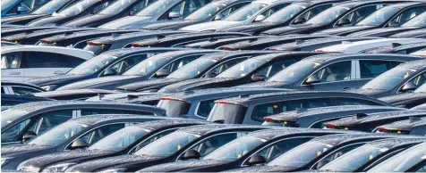  ?? Symbolfoto: Boris Roessler, dpa ?? Der Automarkt ist in Bewegung: Grundsätzl­ich laufen die Geschäfte gut, aber nicht bei allen Autotypen.