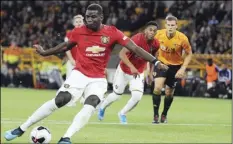  ?? PHOTO/RUI VIEIRA ?? Manchester United’s Paul Pogba (front) fails to score penalty shot during the English Premier League soccer match between Wolverhamp­ton Wanderers and Manchester United at the Molineux Stadium in Wolverhamp­ton, England, on Monday. AP