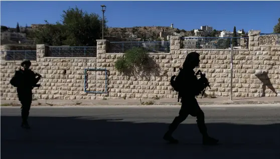  ?? Bild: SEBASTIAN SCHEINER/TT ?? BESLAGTAGE­N MARK. Israeliska soldater patrullera­r bosättning­en i Hebron på den ockuperade Västbanken.