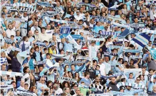  ??  ?? Un’immagine d’archivio di tifosi biancocele­sti: la Lazio li chiama a raccolta per dare forza alla squadra