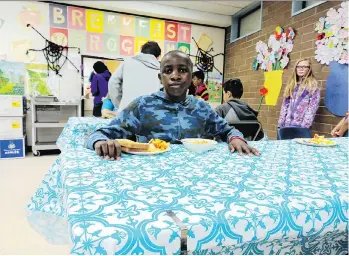  ?? GERRY BELLETT ?? A student at Surrey’s Prince Charles elementary sits down to breakfast served at the school.