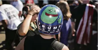  ?? (ELIJAH NOUVELAGE/REUTERS) ?? Les partisans de Donald Trump ont adopté Pepe la Grenouille durant la campagne présidenti­elle.