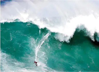  ??  ?? Ondas da Nazaré ajudaram a internacio­nalizar Portugal como destino de surf