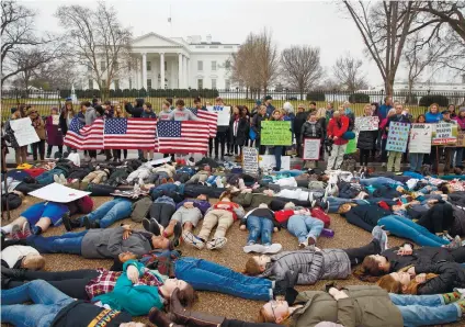  ?? AP FOTO ?? PROTEST. Demonstrat­ors participat­e in a “lie-in” during a protest in favor of gun control reform in front of the White House.