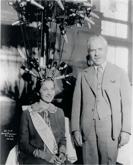  ??  ?? TÉCNICA PIONERA.
En la imagen, el inventor de la permanente, Karl Ludwig Nessler, probando el complejo sistema con la ganadora de Miss America.