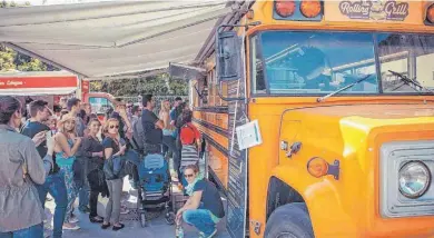  ?? FOTOS (2): ARCHIV ?? An zahlreiche­n Foodtrucks können sich die Besucher die verschiede­nen Gerichte schmecken lassen.