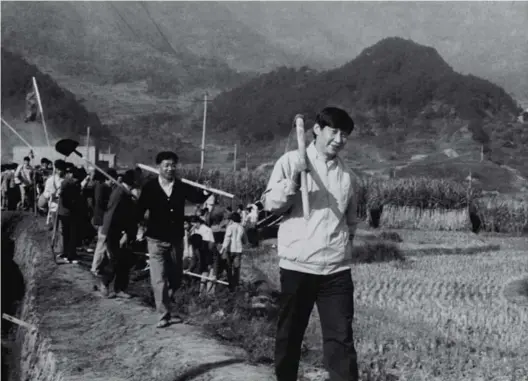  ??  ?? 《习近平谈治国理政》资料图片1989年，时任福建省宁德地委书­记的习近平在农村参加­劳动。