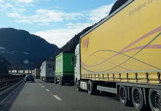  ??  ?? In coda Tir in transito sull’Autostrada del Brennero. Le misure contestate riguardano invece il tratto autostrada­le austriaco