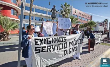  ??  ?? la manifestac­ión fue en el exterior del nosocomio estatal