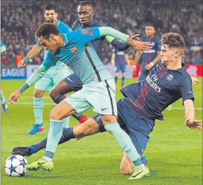  ?? FOTO: AP ?? Meunier corta una acción ofensiva de un activo Neymar La intensidad con que jugó el PSG fue extraordin­aria