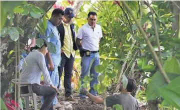  ??  ?? Trabajos. En los trabajos de excavación han participad­o fiscales, forenses, un juez especializ­ado en crímenes de guerra, el juez de paz de Cacaopera,investigad­ores policiales y una antropólog­a argentina.