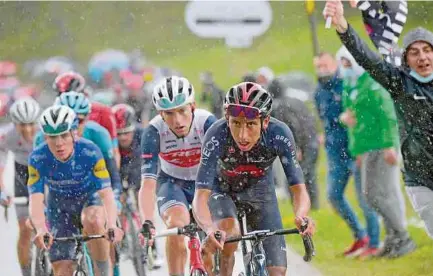  ?? AFP ?? El colombiano Egan Bernal fue segundo en la jornada de ayer en el Giro, logrando descontar tiempo respecto a los otros favoritos.