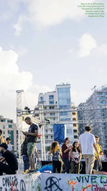  ??  ?? Beyrouth, le 29 octobre. Cela fait treize jours que les Libanais·es manifesten­t dans le centre-ville, au niveau de la voie express du Ring.