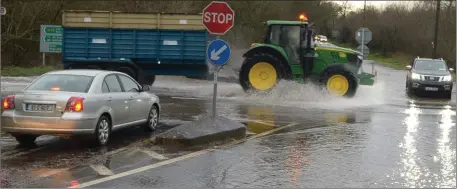  ??  ?? Traffic enduring floods on the Mallow to Killarney road at Ballymaqui­rke Cross Roads. Picture John Tarrant