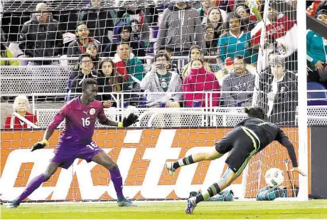  ?? Wilfredo Lee photos / AP ?? Rodolfo Pizarro (der.) anota uno de los goles del triunfo de México sobre Senegal por 2-0 en el Marlins Park de Miami, Florida.