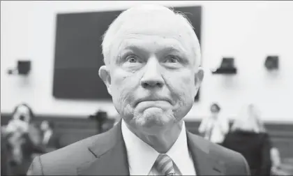  ??  ?? Jeff Sessions, procurador general de Estados Unidos, ordenó el pasado lunes a fiscales federales evaluar si hay suficiente mérito para considerar el nombramien­to de un fiscal especial para investigar varias acusacione­s contra Hillary Clinton, a...