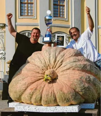  ?? Foto: Jaser ?? So sehen glückliche Sieger aus: Robert Jaser (links) und Norbert Mitschke (rechts) mit ihrem Meisterexe­mplar mit 795 Kilo vor dem Ludwigsbur­ger Schloss.