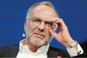  ?? Foto: Roland Weihrauch, dpa ?? Bayerns Vorstandsv­orsitzende­r Karl-Heinz Rummenigge hat das Thema Neuzugänge derzeit auf Eis gelegt. Die Corona-Krise lähmt die finanziell­en Planungen aller Bundesliga­klubs.