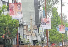  ?? MANOJ DHAKA /HT ?? Posters have come up to welcome the BJP national president in Rohtak. Shah will start his visit on Wednesday.