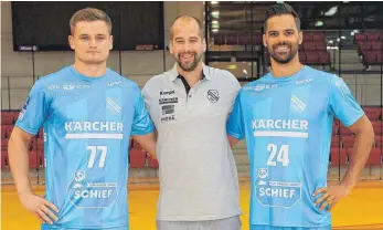  ?? FOTO: IMAGO/JULIA RAHN ?? Von den Zugängen David Schmidt (l.) und Lukas von Deschwande­n (r.) verspreche­n sich Bundesligi­st TVB Stuttgart und Trainer Jürgen Schweikard­t viel. Von Deschwande­n, der als einer der besten Schweizer Handballer gilt, ist beim Ehinger Handballtu­rnier...