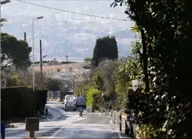  ??  ?? L’attaque dans une villa de la rue des Bruyères au Cannet, il y a un an, a encore aujourd’hui des répercussi­ons sur les deux victimes. (Photo Patrice Lapoirie)