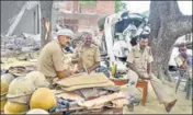  ?? PTI ?? ■
Police outside Vikas Dubey’s residence in Kanpur on Sunday.