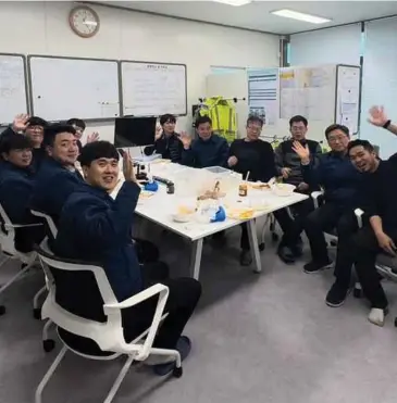  ?? ?? MOHD Fikri bersama rakan setugasnya yang dijamukan masakan juadah Malaysia ketika bertugas di Korea Selatan.