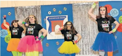  ?? FOTOS (3): HEIKO LEHMANN ?? Die Showtanz-Gruppe „Dancing Queen“des Heimat- und Kulturvere­ins Dudweiler-Nord bei ihrem 80er- und 90er-Jahre-Tanz.