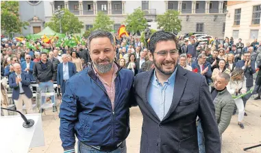  ?? ?? Santiago Abascal junto al candidato a la presidenci­a de Aragón por Vox, Alejandro Nolasco.