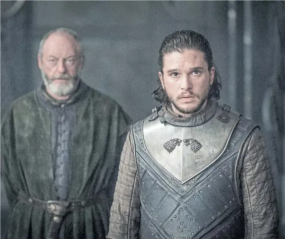  ??  ?? Iconos GOT. Lors Davos (Liam Cunningham) escolta a Jon Snow (Kit Harington) a su encuentro con la Madre de Dragones.