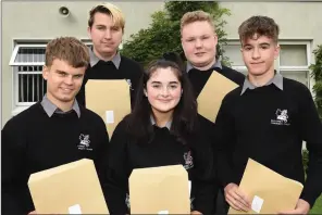  ?? Photo by Michelle Cooper Galvin ?? Kirill Healy, Salim Saulmini, Lorna Looney, Alan Sigman and Daniel Sumigara, who received their Junior Certificat­e results at Killarney Community College on Friday.