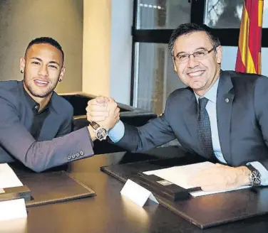  ?? FOTO: FC BARCELONA ?? Neymar y Bartomeu El brasileño y el presidente, firmando la renovación del crack en octubre de 2016