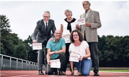  ?? FOTO: MARKUS
VAN OFFEREN ?? v.l: Gregor Reinen, Bürgermeis­ter Peter Hinze, Andrea van Driel, Karin Telemann und Rüdiger Helmich.