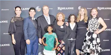  ?? — Gambar AFP ?? KEMBALI TANPA ROSEANNE: Gambar fail yang diambil pada 23 Mac 2018 ini menunjukka­n (dari kiri) pengeluar eksekutif Whitney Cummings, pelakon Michael Fishman, John Goodman, Jayden Rey, Roseanne Barr, Sara Gilbert, Sarah Chalke dan Emma Kenney menghadiri tayangan perdana ‘The Roseanne Series’ di Walt Disney Studios di Burbank, California.