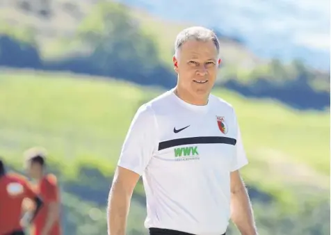  ?? Foto: Klaus Reiner Krieger ?? Stefan Reuter hat mit dem FC Augsburg ein intensives Trainingsl­ager miterlebt. Der Manager war absolut zufrieden, wie (unten von links) Halil Altintop, Raúl Bobadilla und Takashi Usami während der Tage in Südtirol gearbeitet haben.