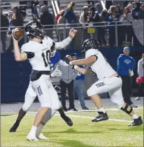  ?? NWA Democrat-Gazette/FLIP PUTTHOFF ?? Ben Pankau (10) throws for a Bentonvill­e touchdown Friday against Rogers.