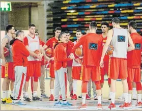  ?? FOTO: EFE ?? Sergio Scariolo, dando indicacion­es al equipo en la concentrac­ión de Guadalajar­a