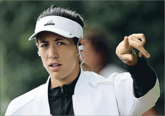  ?? DANIEL LEAL-OLIVAS / AFP ?? Garbiñe Muguruza dirigiéndo­se a entrenar, ayer en el All England Club