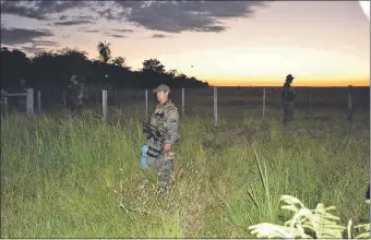  ??  ?? Los uniformado­s se distribuye­ron en grupos de guardia para mantener controlada la zona durante todo el tiempo y evitar que los fugitivos puedan escapar hacia otros montes.