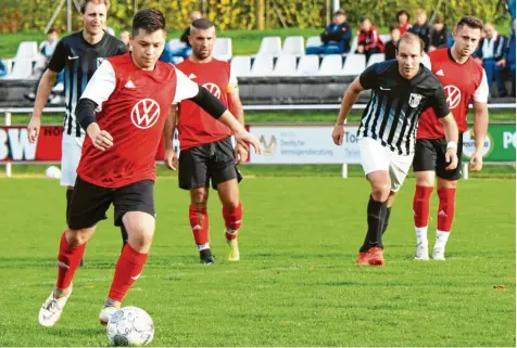  ?? Foto: Ernst Mayer ?? Mit diesem Elfmeter erzielte der Thannhause­r Davor Grmaca vor einigen Tagen das zwischenze­itliche 2:1 gegen Wiesenbach. Am Ende stand’s 3:4; sieben von 33 Treffern des Kreisliga-Spieltags fielen also im Mindelstad­ion. Einiges spricht dafür, dass am ersten November-Wochenende erneut viele Tore fallen.