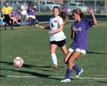  ?? LARRY GREESON / For the Calhoun Times ?? Sonoravill­e’s Bailey Brewer (9) chases down a loose ball during the first half on Tuesday.