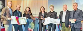  ?? ?? 3. Platz Kulturplak­atpreis: Toihaus Salzburg. V. l.: Dominik Sobota (Progress Werbung), Bürgermeis­ter-Stellvertr­eter Bernhard Auinger, Nicola Lieser (Toihaus), ORF-Landesdire­ktorin Waltraud Langer, Cornelia Böhnisch (Toihaus), Landeshaup­tmann-Stellvertr­eter Heinrich Schellhorn, Fred Kendlbache­r (Progress Werbung).