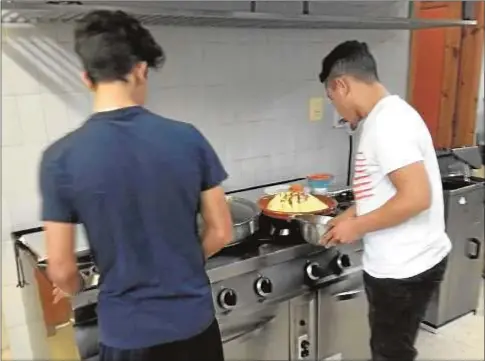  ?? Hogar de San José ?? Dos chicos preparan la comida en el Hogar de San José