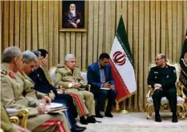  ??  ?? Soucieuse de son influence régionale, la République islamique soutient le régime de Bachar al-assad ; ici, le ministre de la Défense iranien (à droite) reçoit le chef des armées syriennes, à Téhéran, le 2 mai 2017.